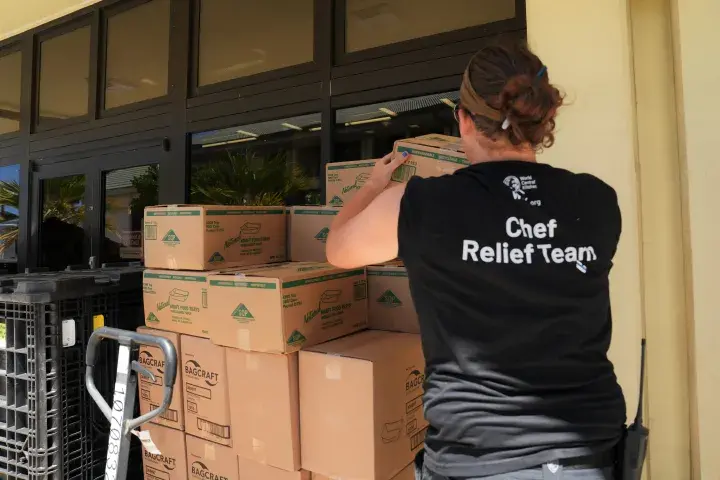 Image: FEMA Supplies Arrive to Hawaii Staging Area