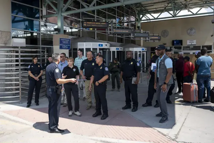 Image: DHS Acting Deputy Secretary Kristie Canegallo Tours the U.S. Customs and Border Protection Paso del Norte Port of Entry  (082)