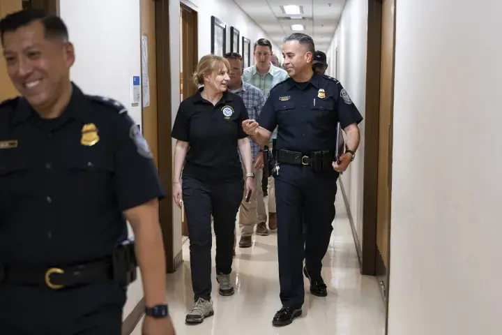 Image: DHS Acting Deputy Secretary Kristie Canegallo Tours the U.S. Customs and Border Protection Paso del Norte Port of Entry  (100)