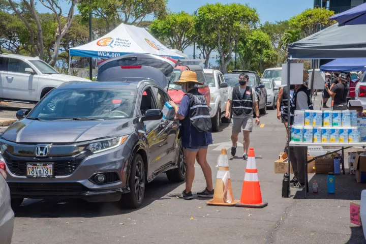 Image: Volunteers Distribute Aid to Wildfire Survivors