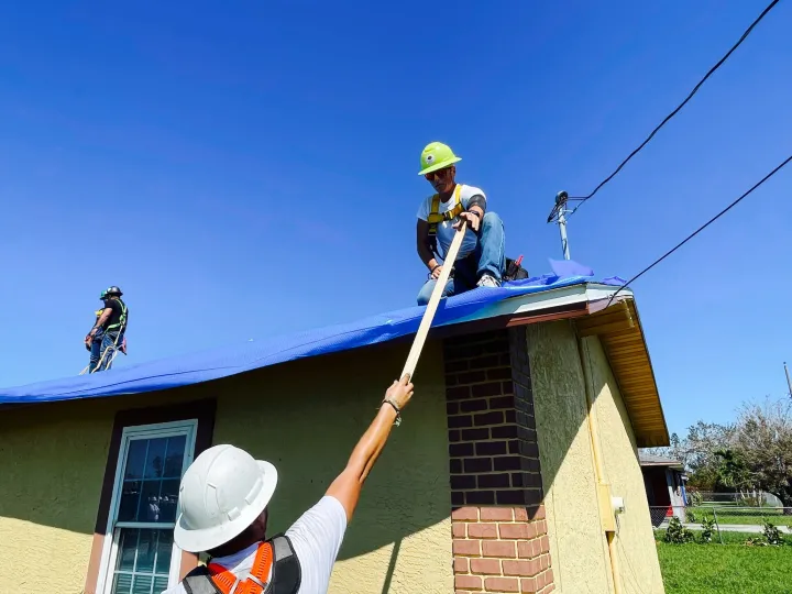 Image: Blue Roofs Installed On Fort Myers Homes (1)