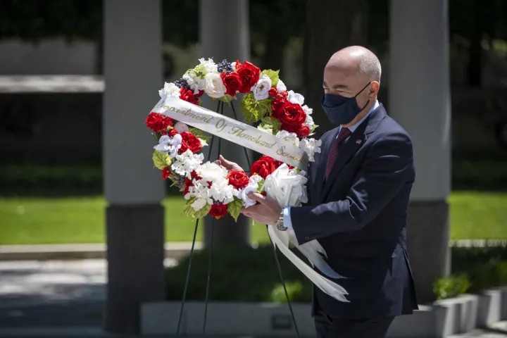 Image: DHS Secretary Alejandro Mayorkas Participates in Wreath Laying at the National Law Enforcement Officer Memorial (10)