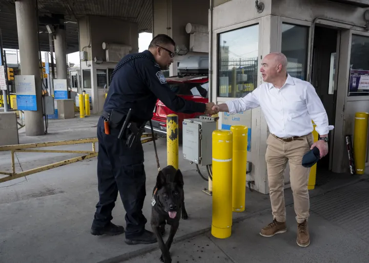 Image: DHS Secretary Alejandro Mayorkas Travels to Brownsville, Texas  (231)