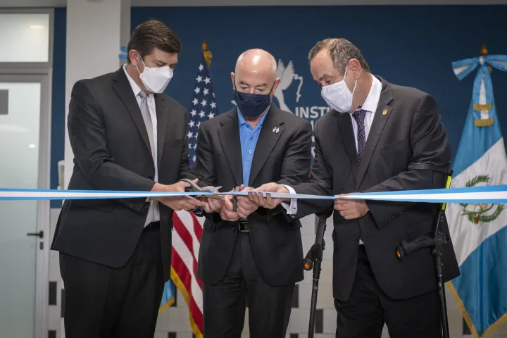 Image: DHS Secretary Alejandro Mayorkas Cuts Ribbon at Migration Center (17)