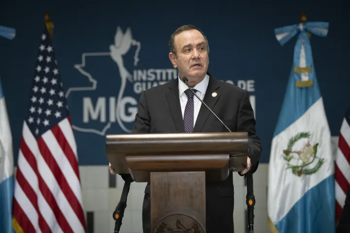 Image: DHS Secretary Alejandro Mayorkas Cuts Ribbon at Migration Center (13)