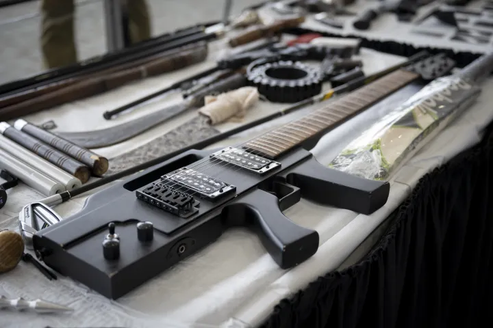 Image: Gun-Shaped Guitar