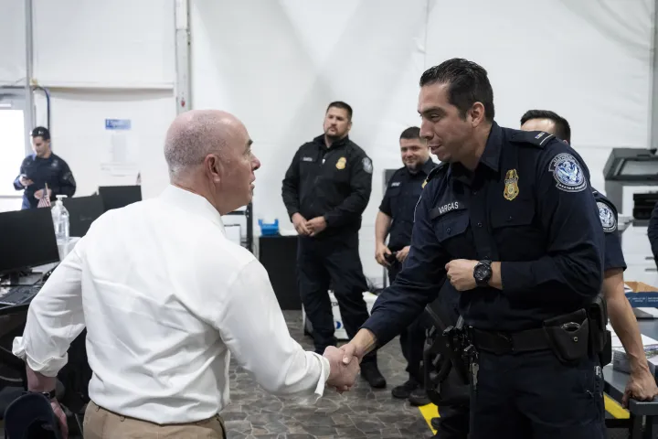 Image: DHS Secretary Alejandro Mayorkas Travels to Brownsville, Texas  (239)