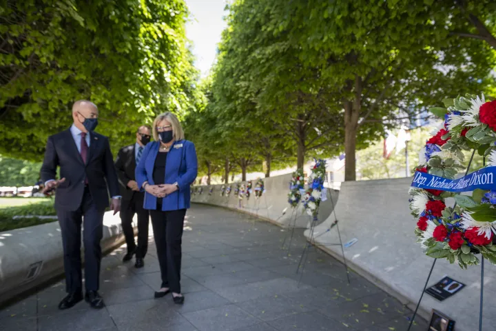 Image: DHS Secretary Alejandro Mayorkas Participates in Wreath Laying at the National Law Enforcement Officer Memorial (03)