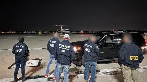 Photo of HSI and FBI agents waiting while airplane taxis carrying Sinaloa Cartel leaders.