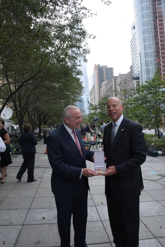 Secretary Johnson presents medal to NYC Police Commissioner Bratton