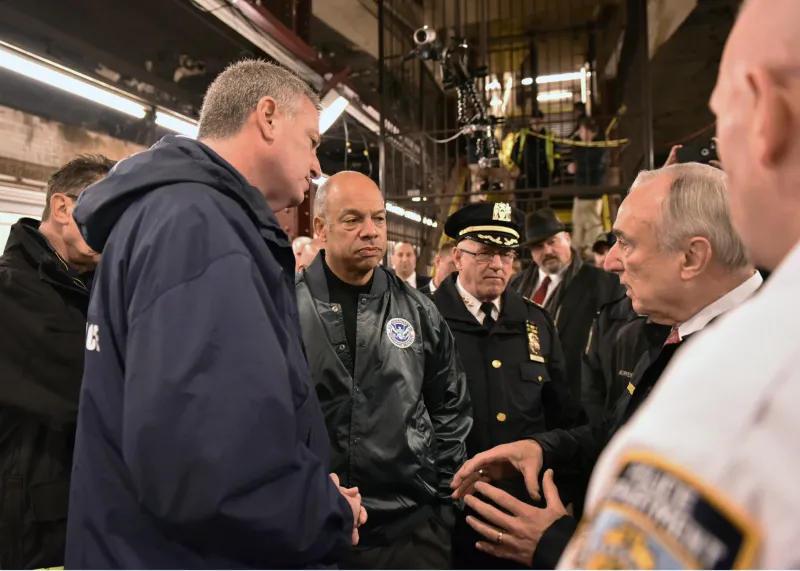 NYC Police Commissioner Bratton briefs Secretary Johnson during active shooter exercise