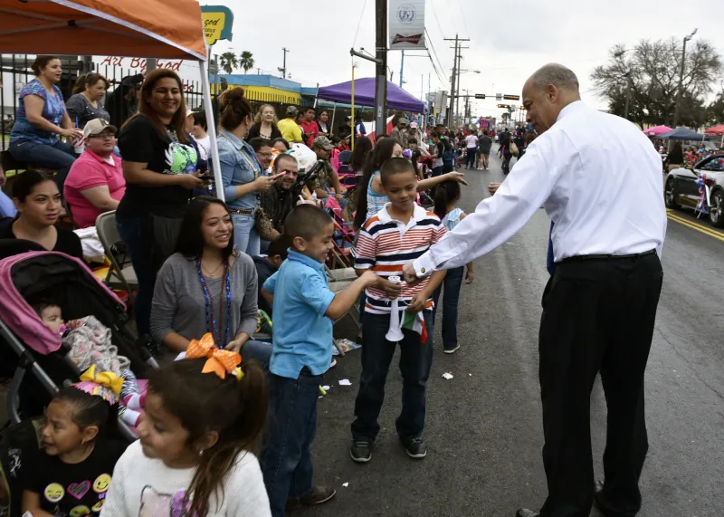 Secretary Jeh Johnson greets children during parade